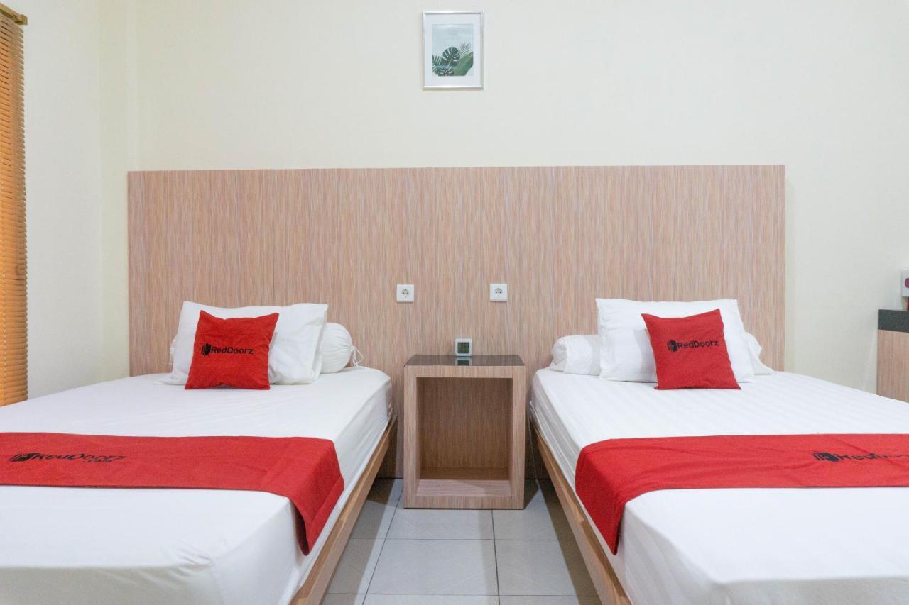 Отель Reddoorz Syariah Near Sultan Muhammad Kaharuddin Airport Sumbawa Besar Экстерьер фото